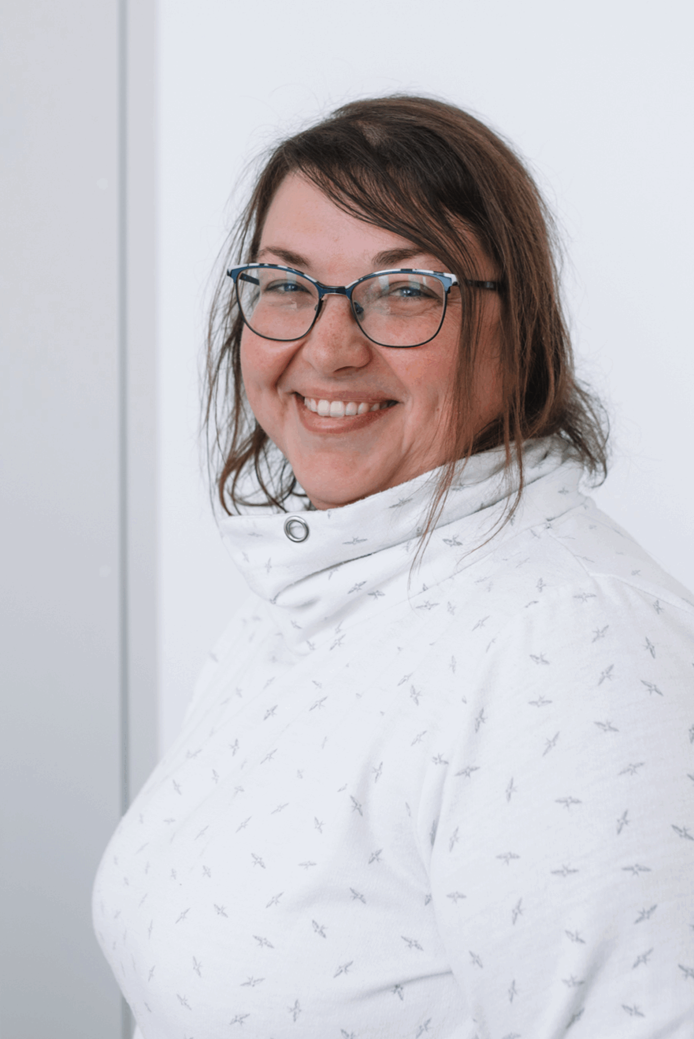 2025-11-21_Portraits_Eckert_Janine_2_web_1590x2380 Über uns 14